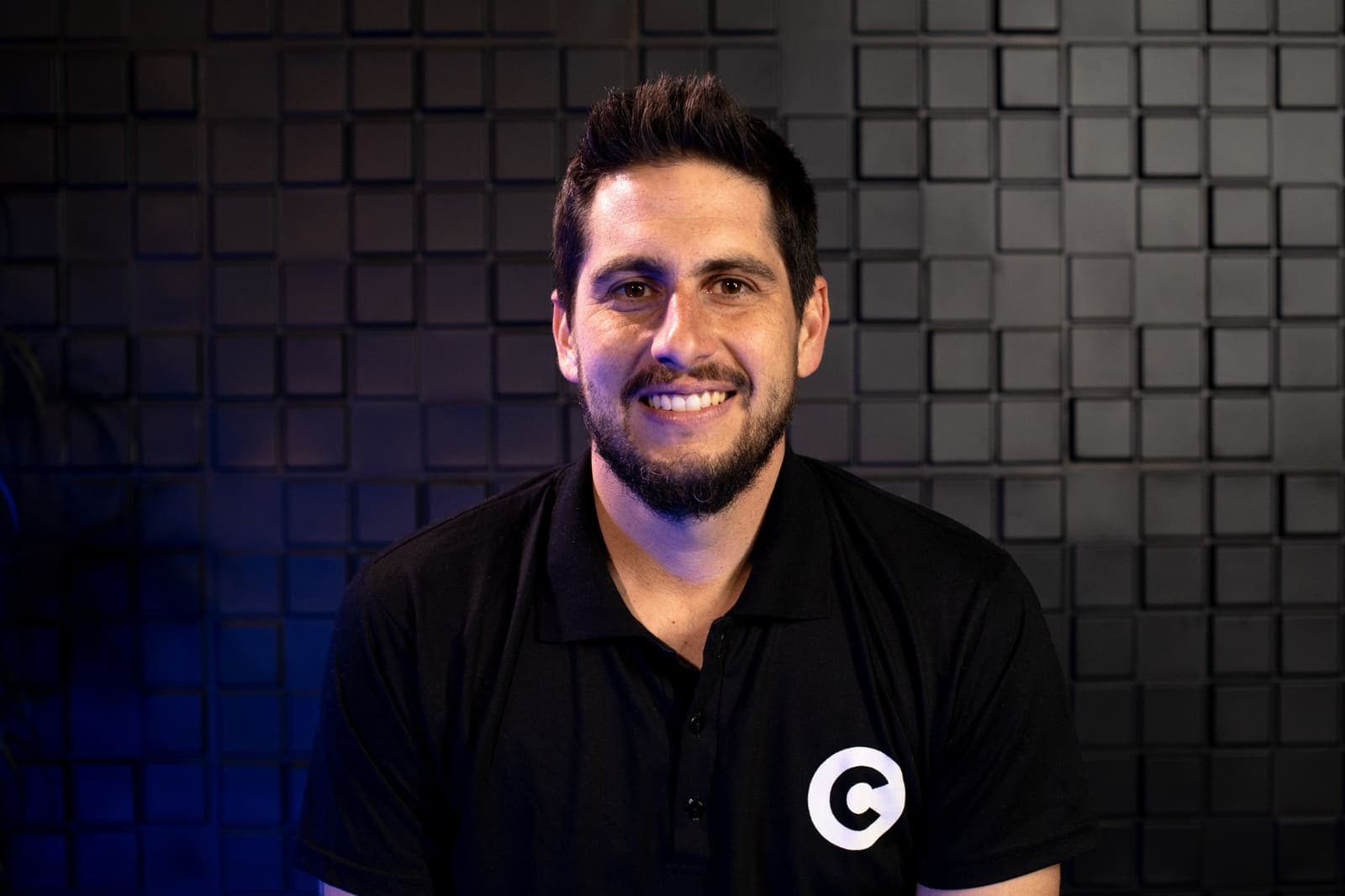 Lucas Dias sorrindo no estúdio da Clube 885